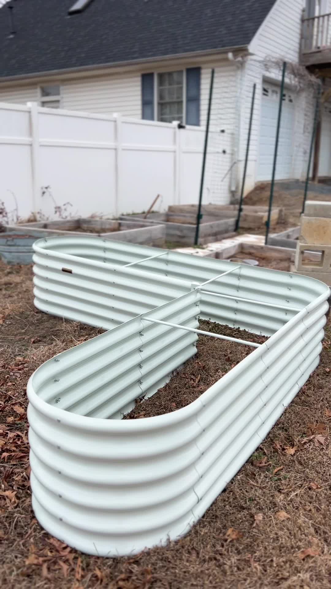 81''x81''x18'' Heart-shaped Galvanized Steel Raised Garden Bed - Classic White